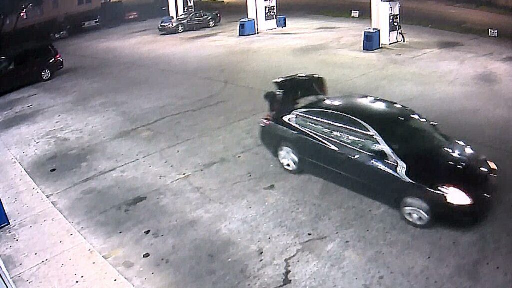 මෝටර් රථය රු. ලක්ෂ 7ක් සමග පැහැරගනියි