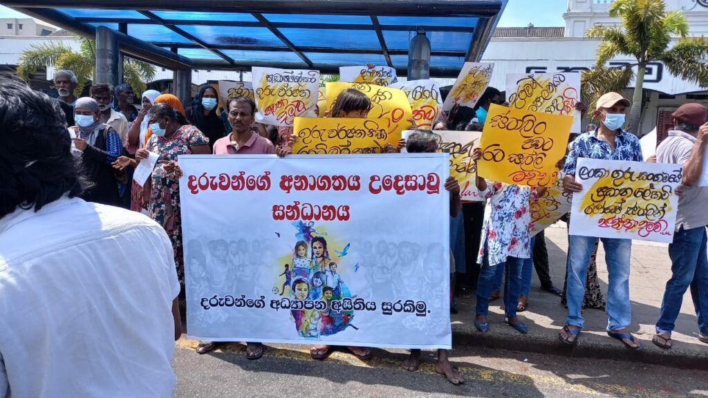 ජෝසෆ් ස්ටාලින් කියන්නේ මේ රටට පිල්ලියක් – සිසු දෙමාපියන් කොළඹදී විරෝධය දක්වයි (Video)