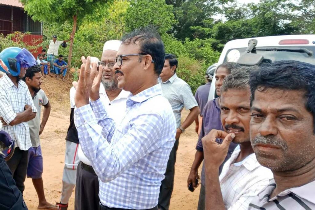 දිවුලපතානට අන්තවාදී පිරිසක් ඇවිත්: ලොකු ආරවුලක් නූලෙන් බේරෙයි