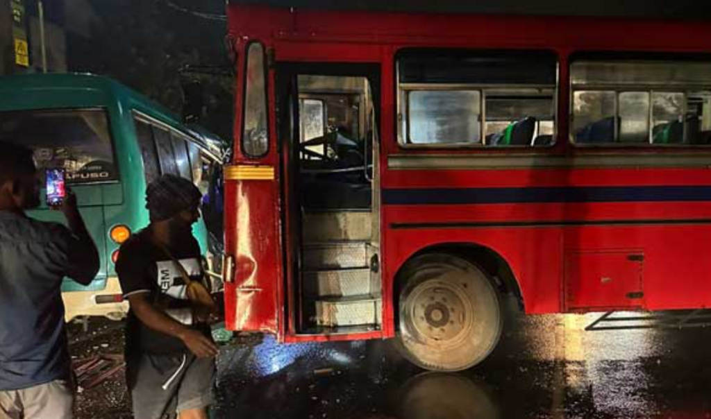 බස් දෙකක් ගැටී හයක් රෝහලේ