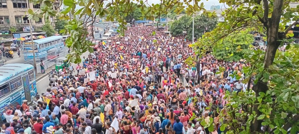 විරෝධතාවෙන් කොටුව කලබලයි