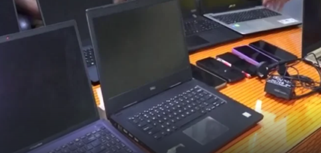 බස් සහ දුම්රිය තුළ ජංගම දුරකතන සහ ලැප්ටොප් සොරකම් කළ පුද්ගලයෙක් කොටුවෙයි