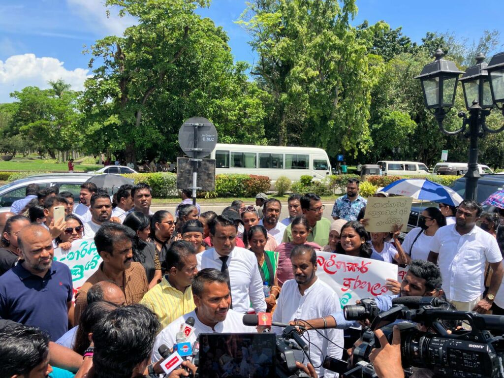 සඳමාලිට පහර දුන්නාට විපක්ෂයෙන් විරෝදයක්