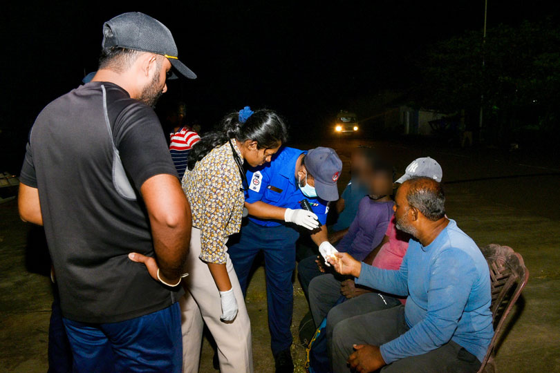 අපදාවට ලක් වූ ඉන්දීය යාත්රාවක ධීවරයෝ බේරා ගැනෙති