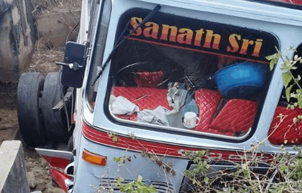 පොතුවිල් අනතුරකින් අයෙක් මරුට : 56 කට තුවාල