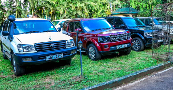 ඌවේ හිටපු මැති ඇමැති පාවිච්චි කළ සැප වාහන අලෙවියට