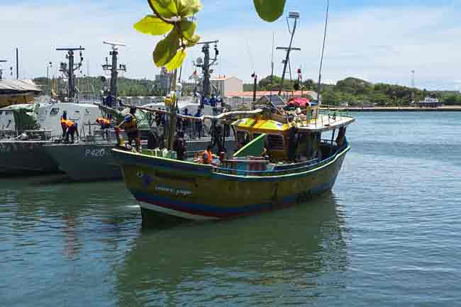 දකුණු මුහුදේ දී ඇල්ලූ ධීවර යාත්රාවේත් කිලෝ 53ක හෙරොයින්