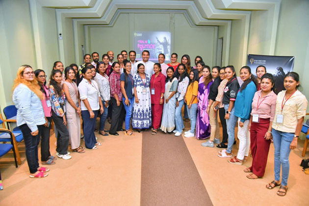 පොහොට්ටුව කතුන්ට නායකත්වය උගන්වයි