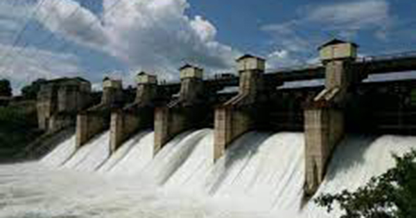 ජලාශ උතුරයි වාරිමාර්ගයෙන් රතු එළියක්