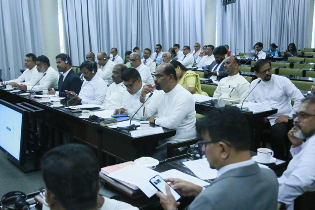 රාජ්ය සේවය සම්බන්ධයෙන් යෝජනා හා අදහස් ඇතුළත් අතුරු වාර්තාවක් අමාත්යාංශයීය උපදේශක කාරක සභාවට