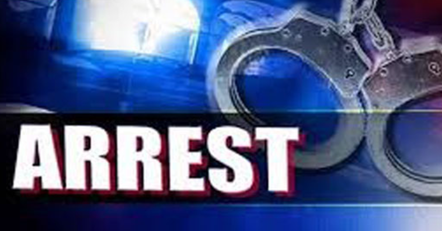 පොලිස් නිල ඇඳුම් ළඟ තබාගත් දෙන්නෙක් අල්ලයි