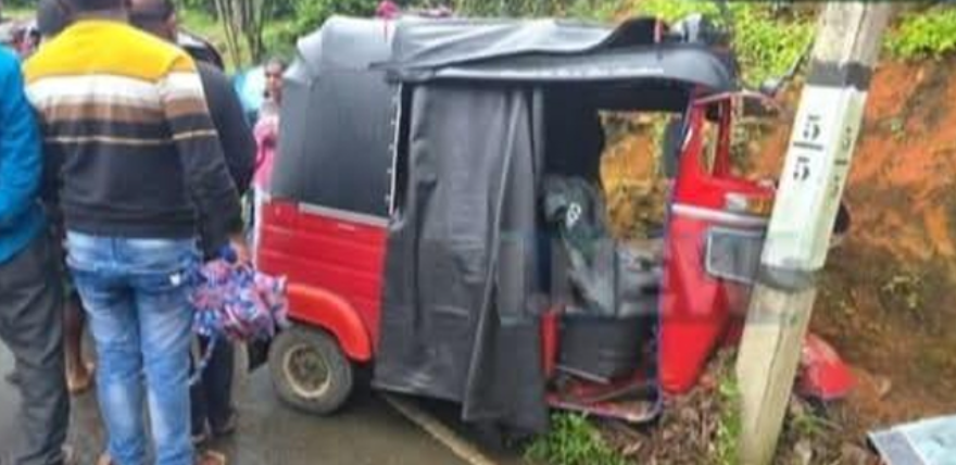 එකම පවුලේ පිරිසක් ගමන් ගත් ත්රිරෝද රථය බිහිසුණු අනතුරක