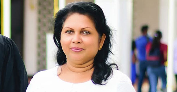සැමියාගේ නම කුඩුවලට ගෑවුනු ජාජබ මන්ත්රීවරිය අස් වෙයි