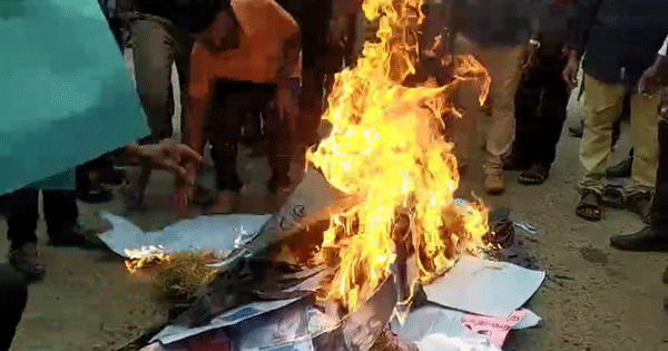 අයවැයට විරුද්ධ වු දේශපාලකයන්ට වතුකම්කරුවෝ එරෙහි වෙති