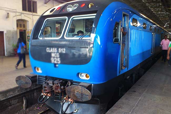 ප්රධාන මාර්ගයේ දුම්රිය ධාවනය අඹේපුස්සට