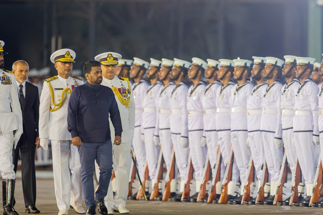 ත්රිකුණාමලය නාවික සහ සාගරික විද්යා පීඨයේ අධිකාරියට පත් කිරීමේ සහ විසිරයාමේ පෙළපාළිය ජනපති ප්රධානත්වයෙන්