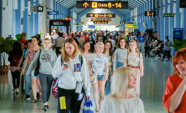 සංචාරක පැමිණීම ලක්ෂ 21 ඉක්මවයි