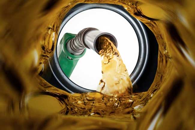 හංවැල්ල වෙළඳසැලක් තුළ සඟවා තිබූ ඩීසල් ලීටර් 720ක් පොලීස් භාරයට