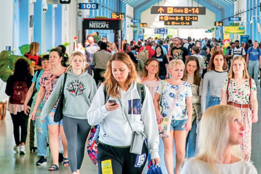 වසරේ ගතවූ කාලය තුළ සංචාරකයින් ලක්ෂ 7කට ආසන්න පිරිසක් දිවයිනට