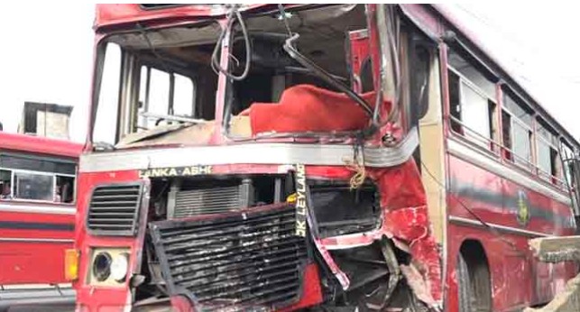 බස් රියදුරුට ඇති වූ හදිසි හෘදයාබාධයෙන් වැල්ලම්පිටියේ බිහිසුණු අනතුරක්