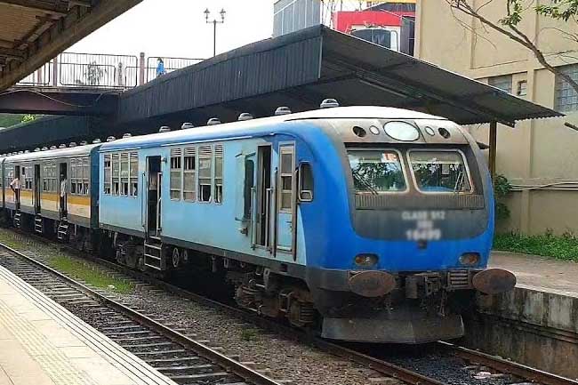 දුම්රිය මඟේ තිබූ මළ සිරුරක් නිසා ප්රධාන මාර්ගයේ දුම්රිය ප්රමාදයක්