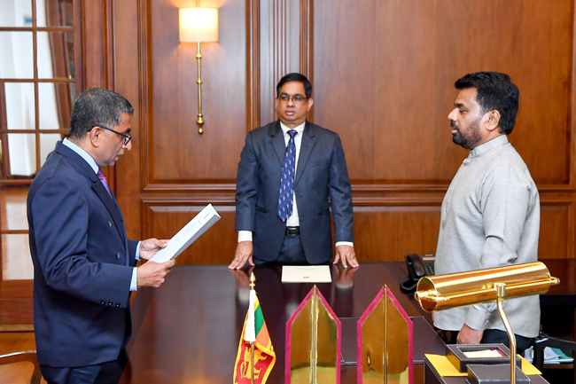 මධ්යම පළාත් නව ආණ්ඩුකාරවරයා ජනපති ඉදිරියේ දිවුරුම් දෙයි