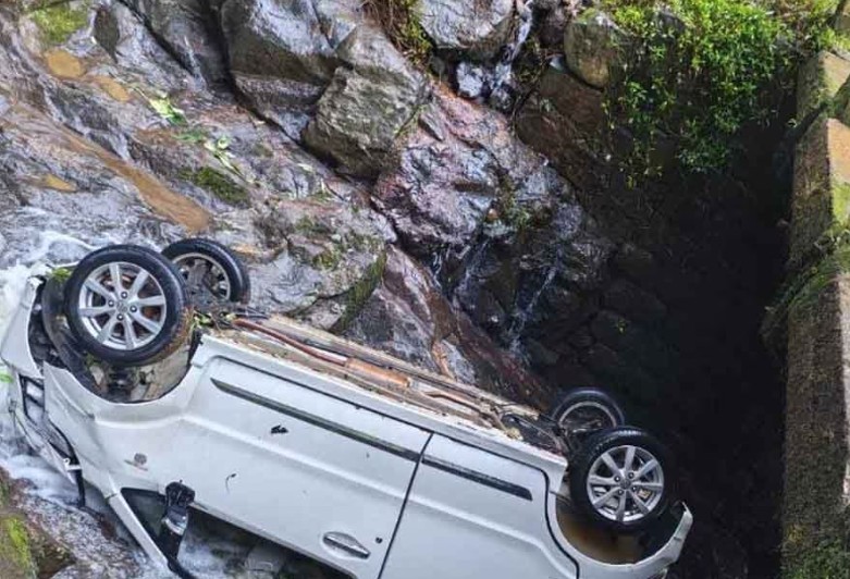 අවාරයේ සිරිපා කරුණා කරන්න ගිය පිරිසක් රැගත් මෝටර් රථය මෝහිනී ඇළට පෙරළෙයි