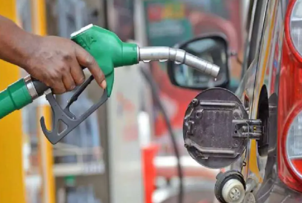 මාසය අවසානයේ ඉන්ධන මිලට මොකක් වෙයිද?