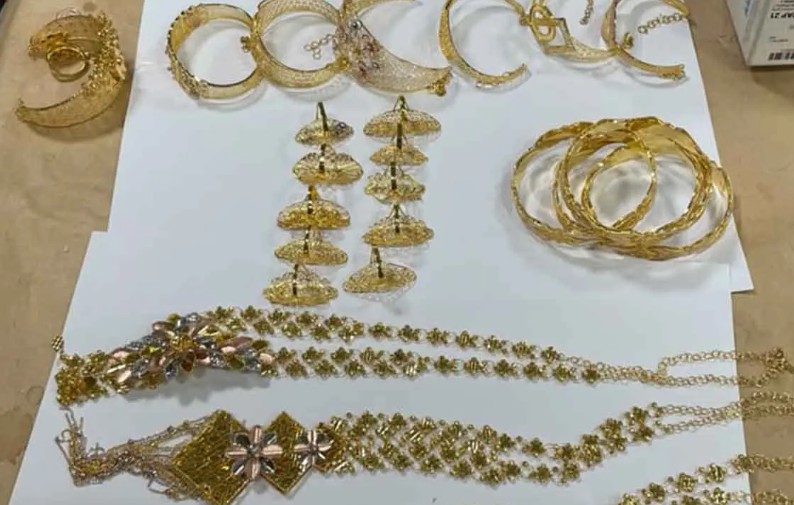 කෝටි 3කට අධික ස්වර්ණාභරණ තොගයක් රැගෙන ආ ගුවන් මගියෙකු අත්අඩංගුවට